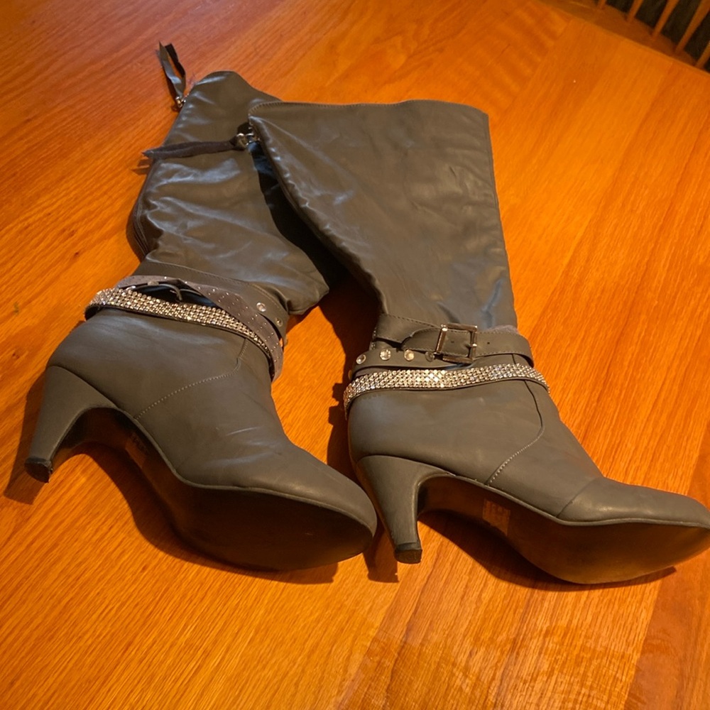 ⭐️2/30$ Heeled knee high boots.